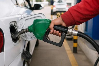 Un vehículo cargando combustible