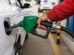 Un vehículo cargando combustible