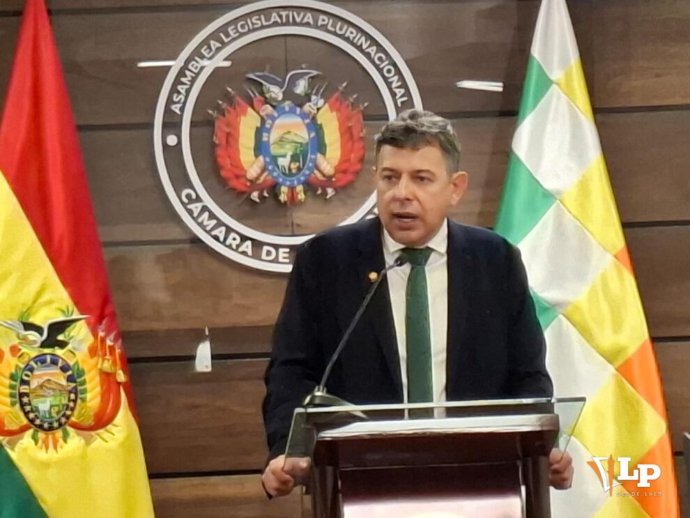 El presidente del Senado en conferencia de prensa