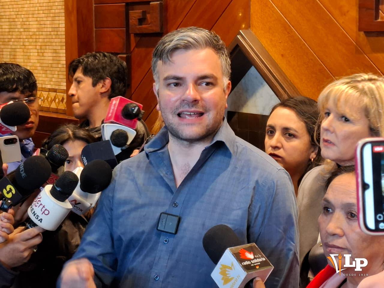 El senador Ormachea en conferencia de prensa