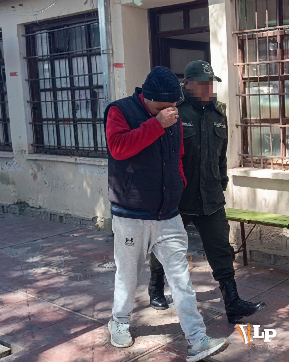 Sujeto aprehendido por agresión es trasladado por custodia policial