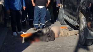 Transeúntes observan al herido