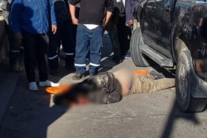 Transeúntes observan al herido