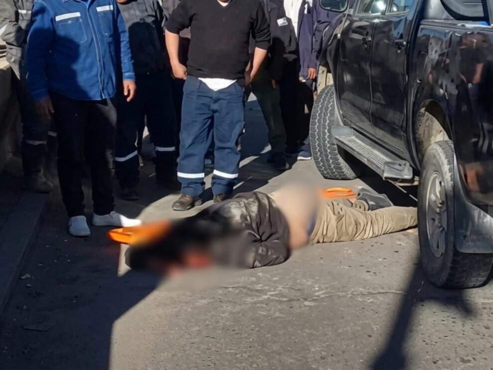 Transeúntes observan al herido