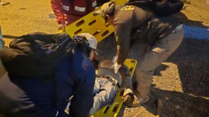 Bomberos trasladan cuerpo en camilla