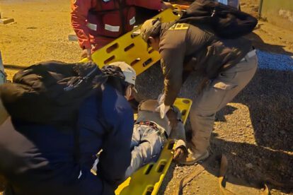 Bomberos trasladan cuerpo en camilla