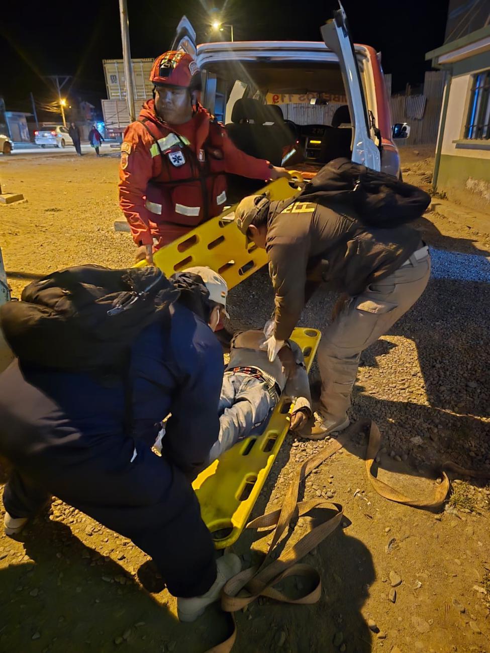 Bomberos trasladan cuerpo en camilla