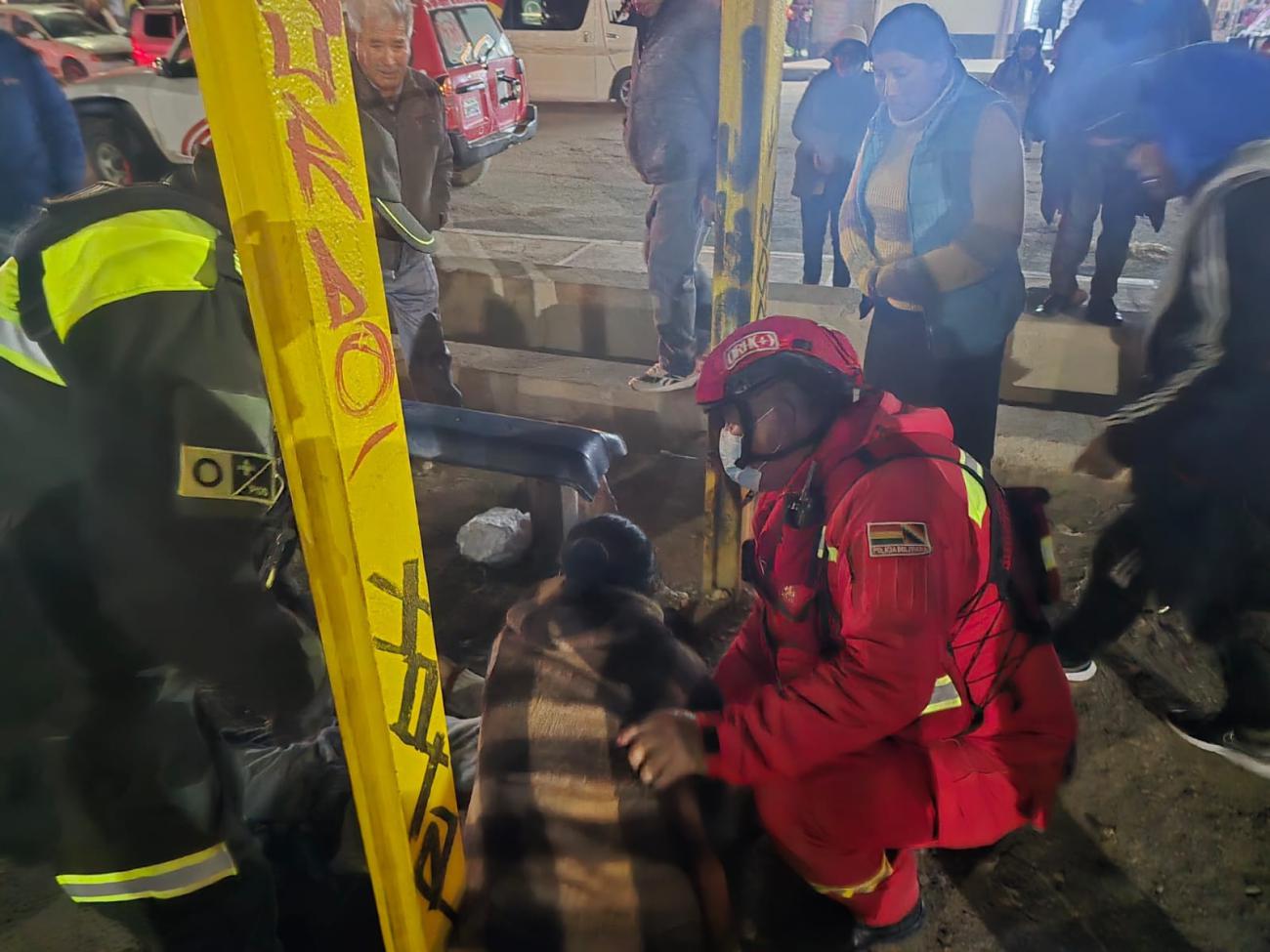 Bombero atiende a víctima en la calle
