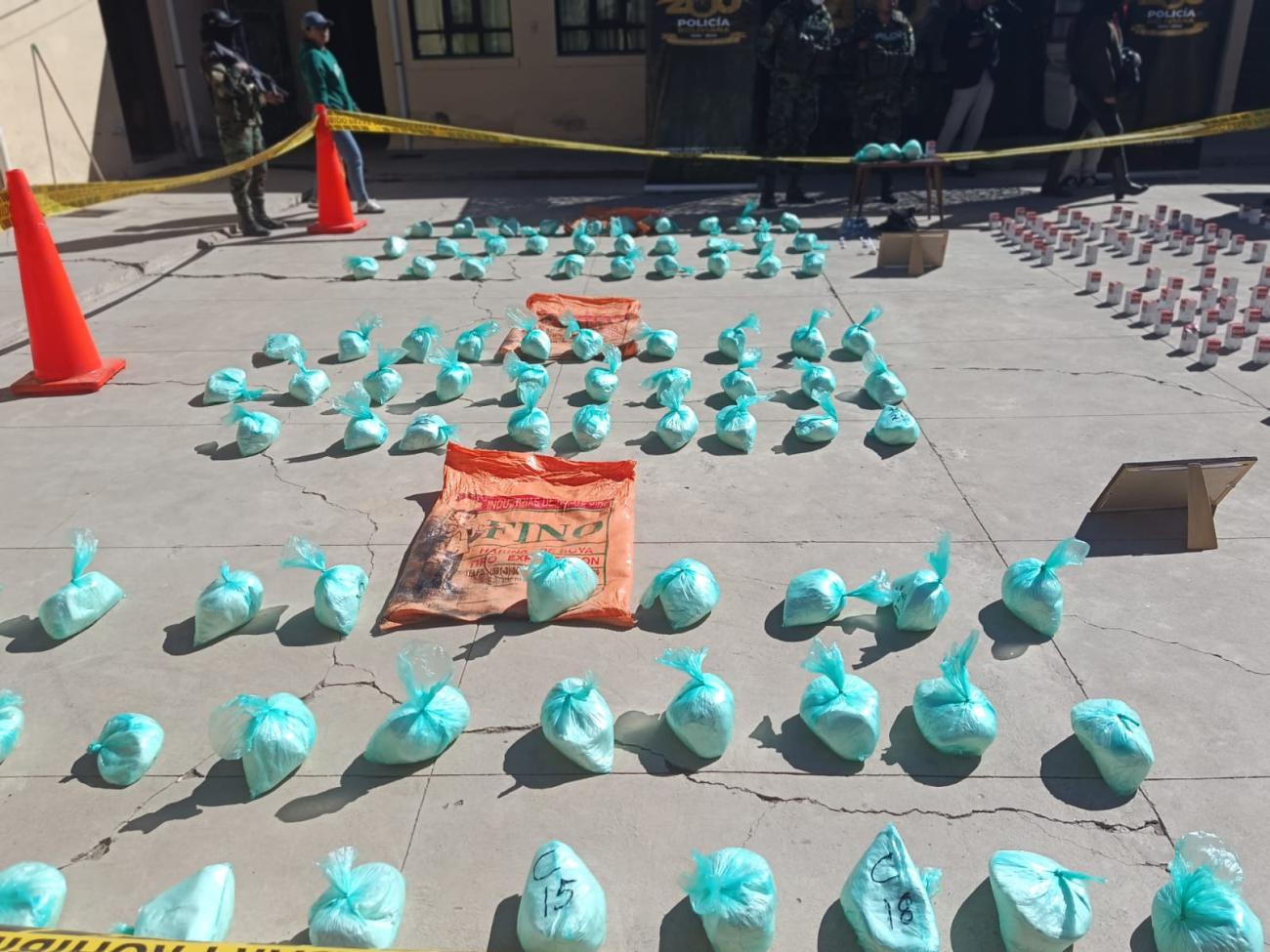 Droga incautada en el camión por efectivos de la FELCN Oruro