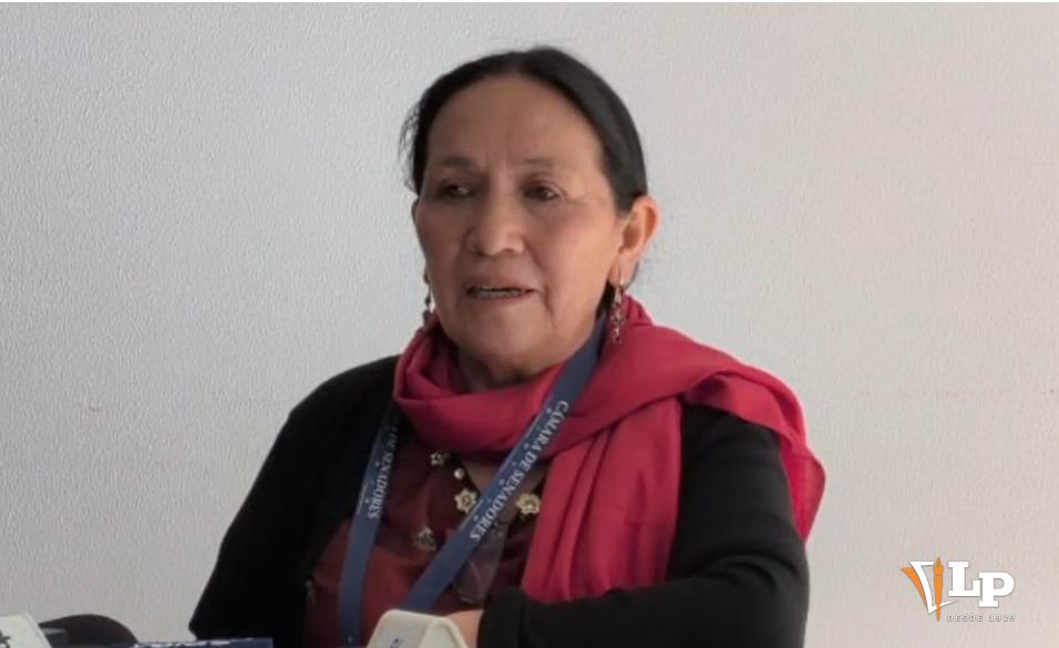 La senadora Yarhui en conferencia de prensa