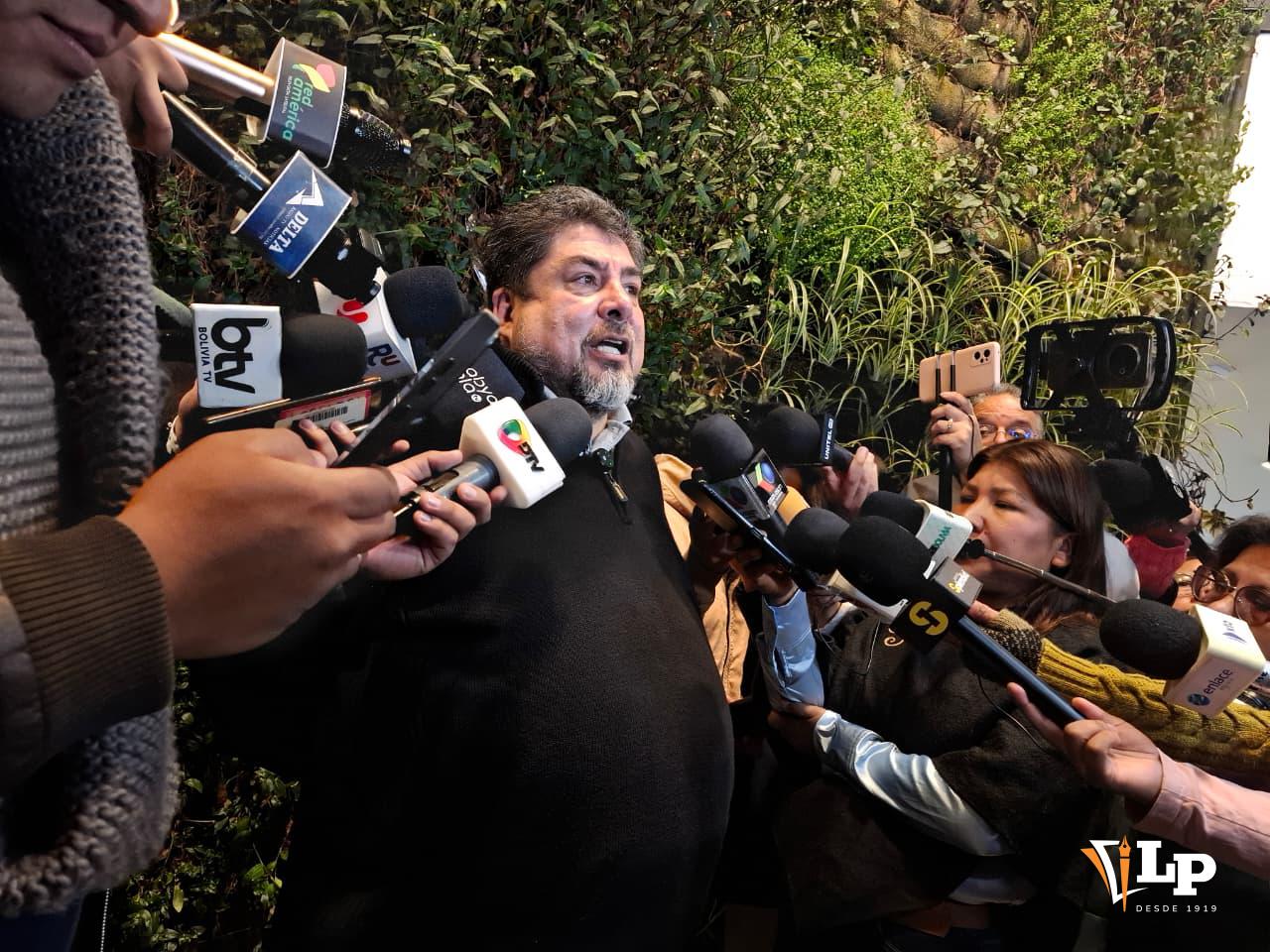 El diputado Zegarra en conferencia de prensa