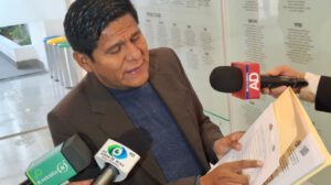 El diputado Pacheco en conferencia de prensa