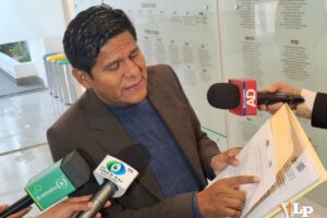 El diputado Pacheco en conferencia de prensa