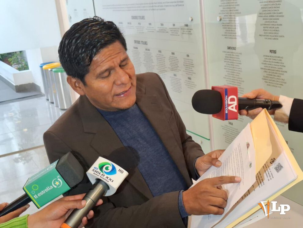El diputado Pacheco en conferencia de prensa