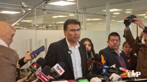 El senador Condori en conferencia de prensa