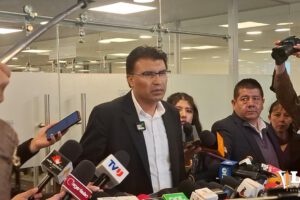 El senador Condori en conferencia de prensa