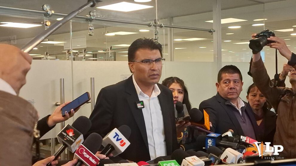 El senador Condori en conferencia de prensa