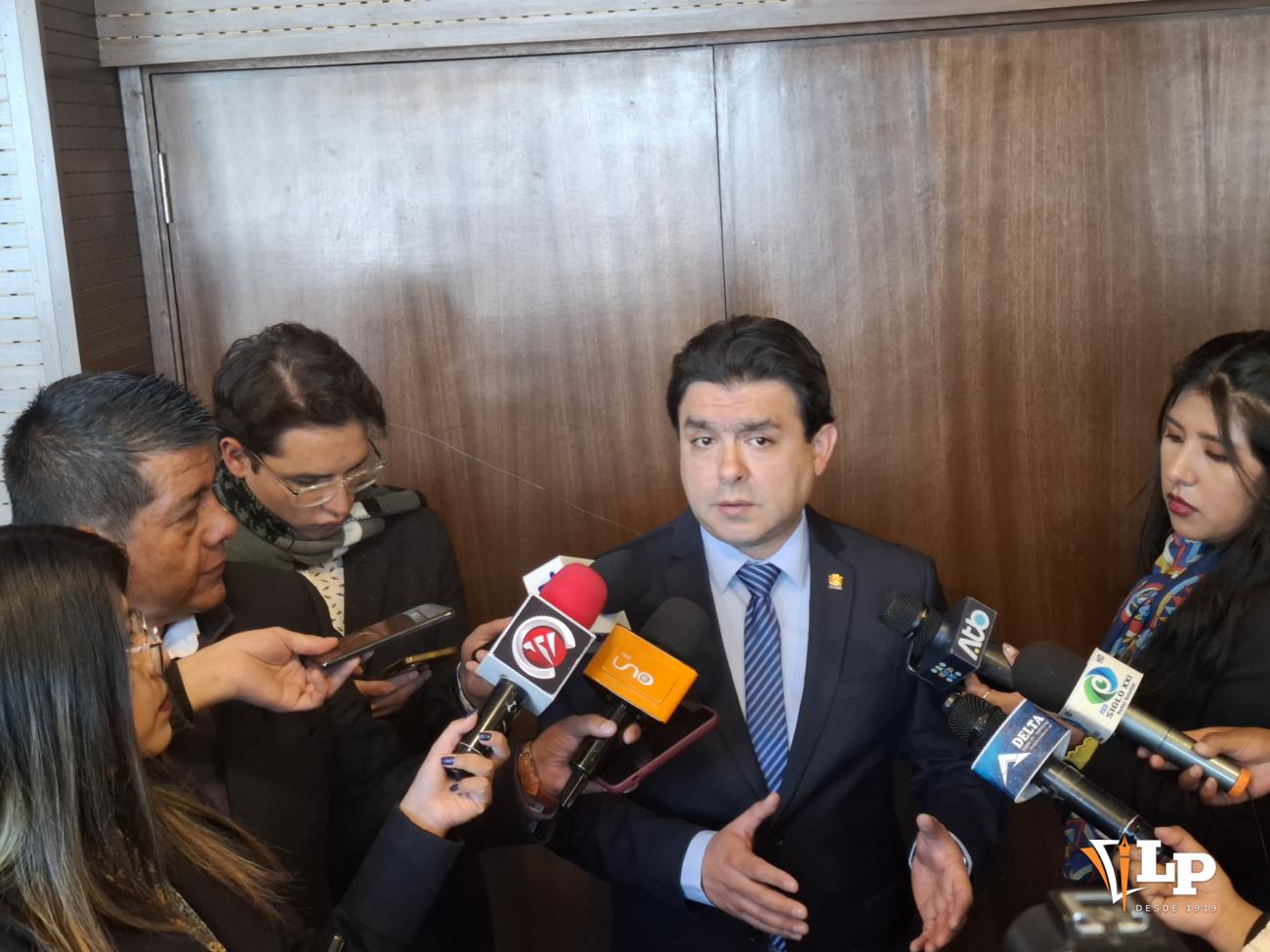 El diputado Vásquez en conferencia de prensa