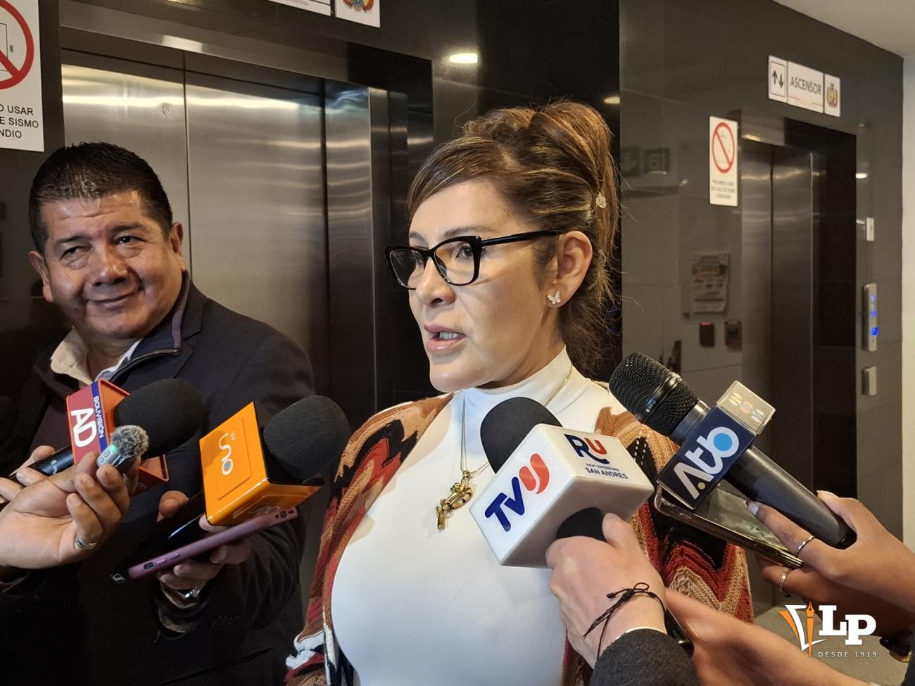 La diputada Rivero en conferencia de prensa