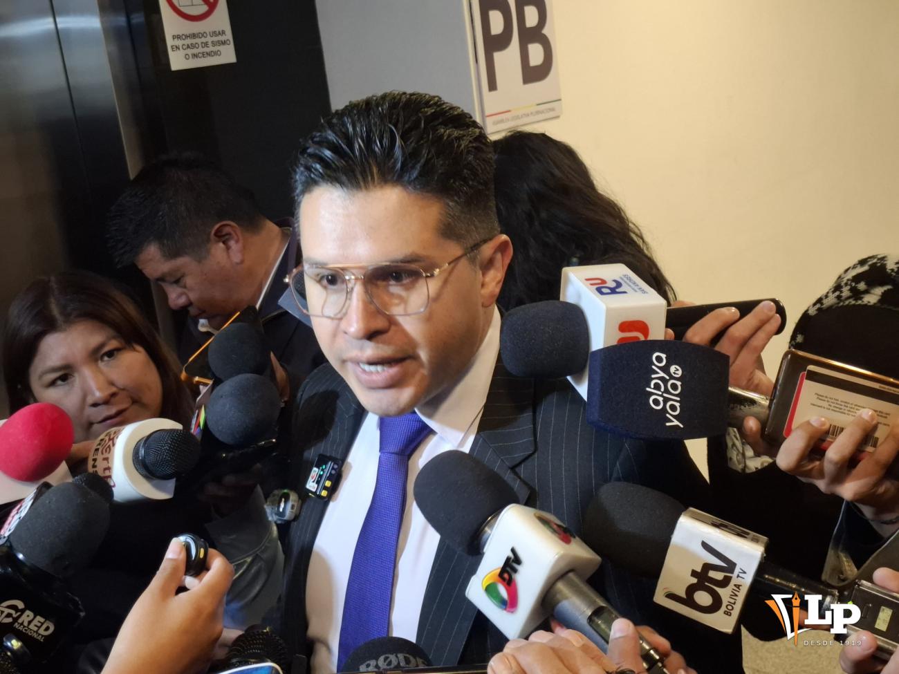 El diputado Rojas en conferencia de prensa