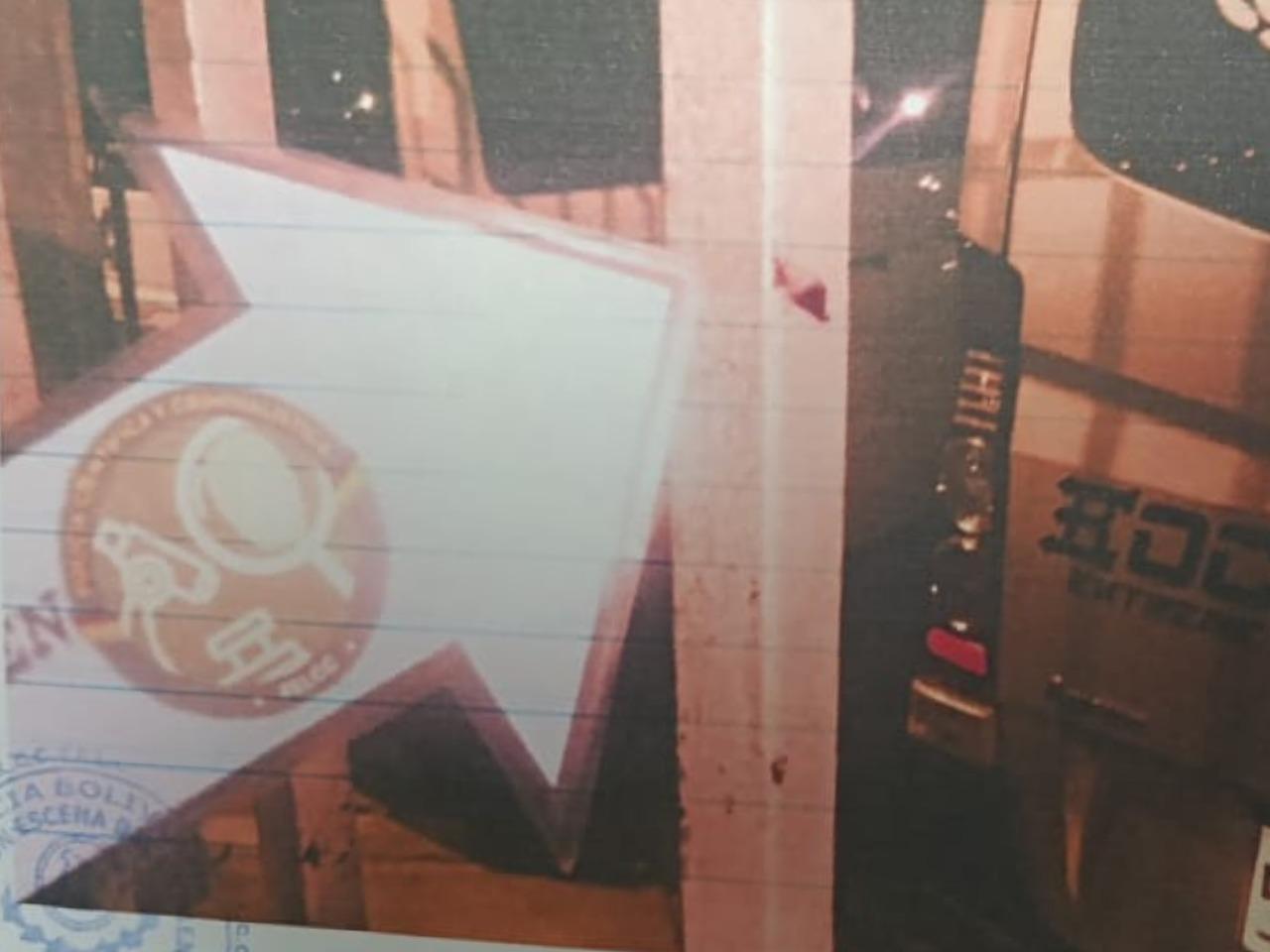 Flecha indicativa la escena de la agresión investigada