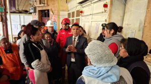 El alcalde de Oruro Iván Quispe junto a comerciantes