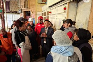 El alcalde de Oruro Iván Quispe junto a comerciantes