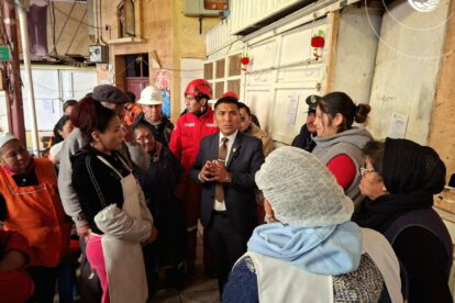 El alcalde de Oruro Iván Quispe junto a comerciantes