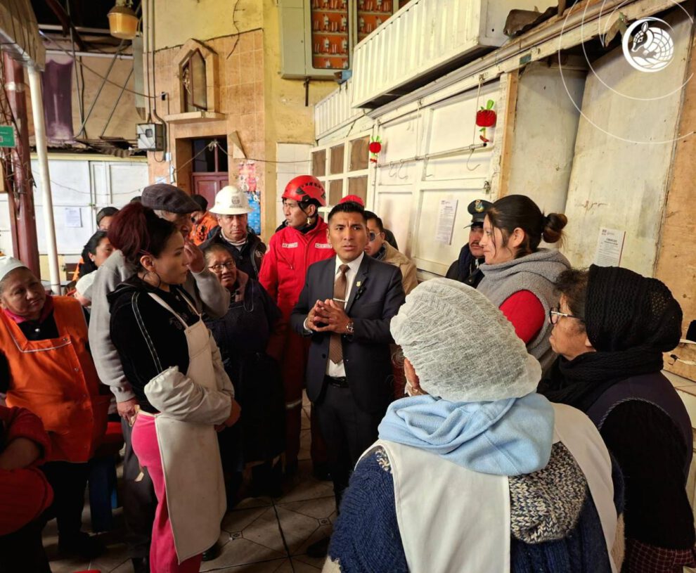 El alcalde de Oruro Iván Quispe junto a comerciantes