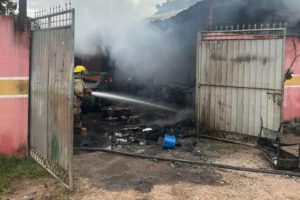 Bomberos sofocando un incendio