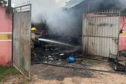 Bomberos sofocando un incendio