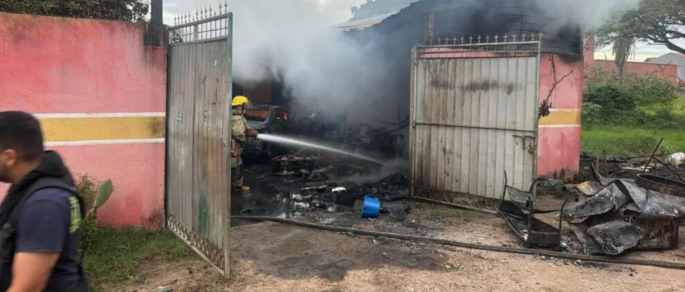 Bomberos sofocando un incendio
