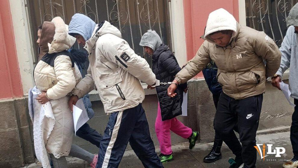 Los seis aprehendidos conducidos por efectivos policiales