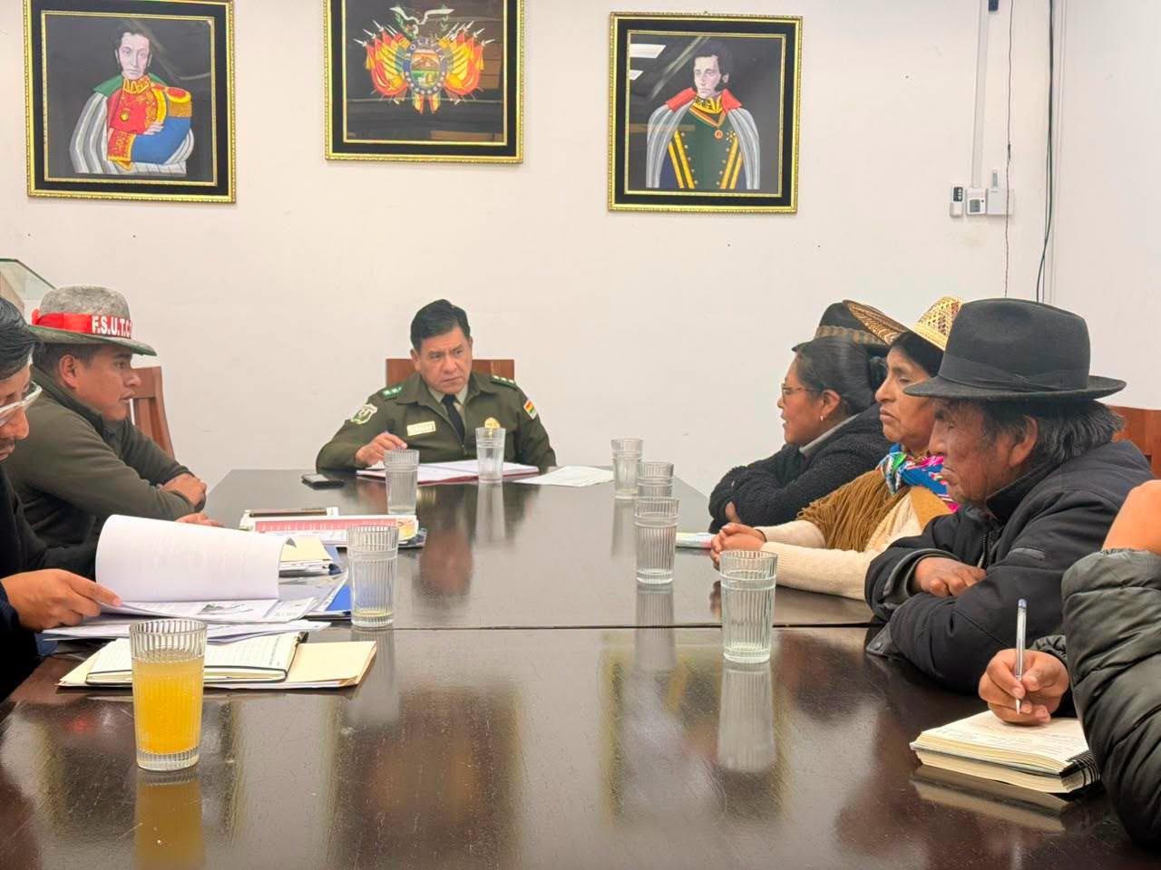 Autoridades y líderes locales reunidos