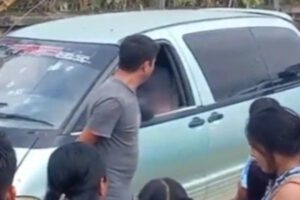 Un vehículo y unas personas