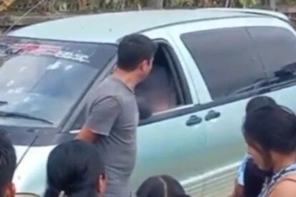 Un vehículo y unas personas