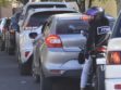 Fila de vehículos y motocicletas