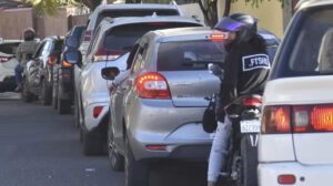 Fila de vehículos y motocicletas