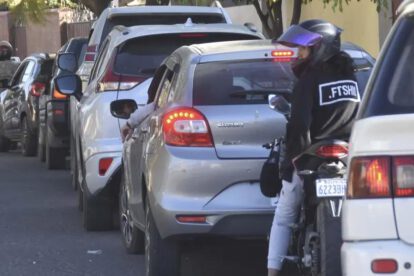 Fila de vehículos y motocicletas