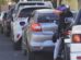 Fila de vehículos y motocicletas