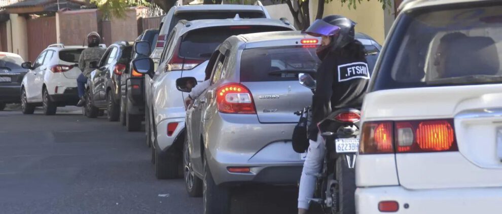 Fila de vehículos y motocicletas