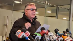 El diputado Alarcón en conferencia de prensa