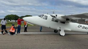 Personas y una avioneta