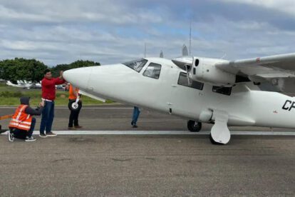 Personas y una avioneta