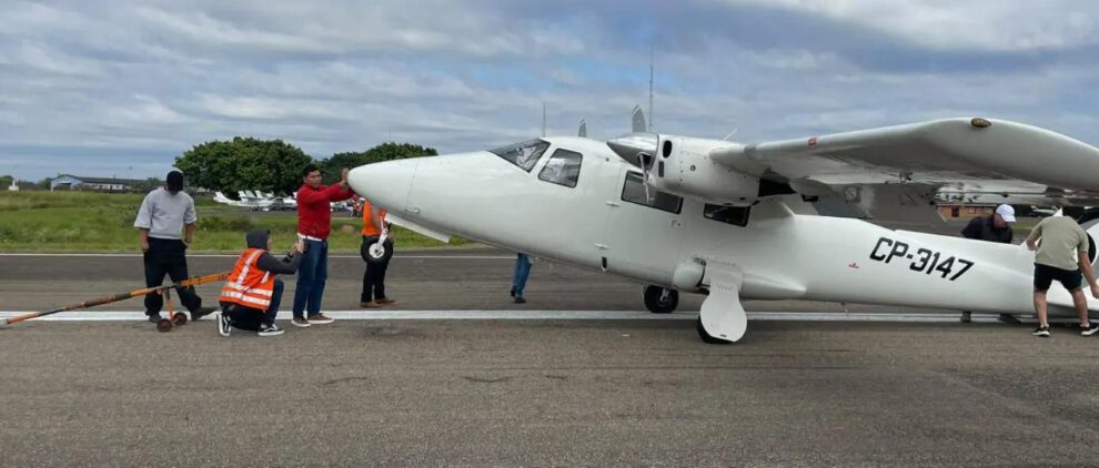 Personas y una avioneta