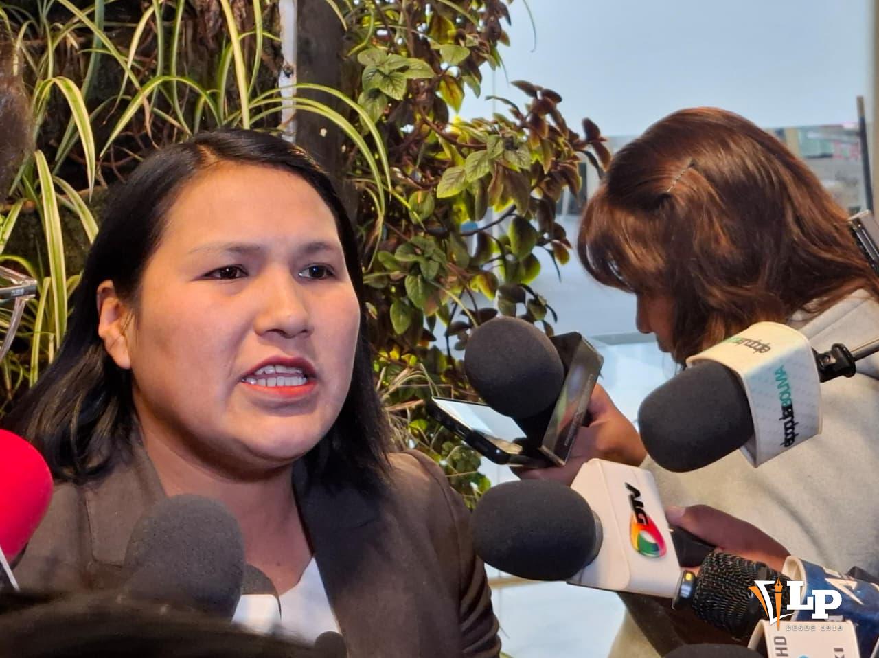 La senadora Pachacute en conferencia de prensa