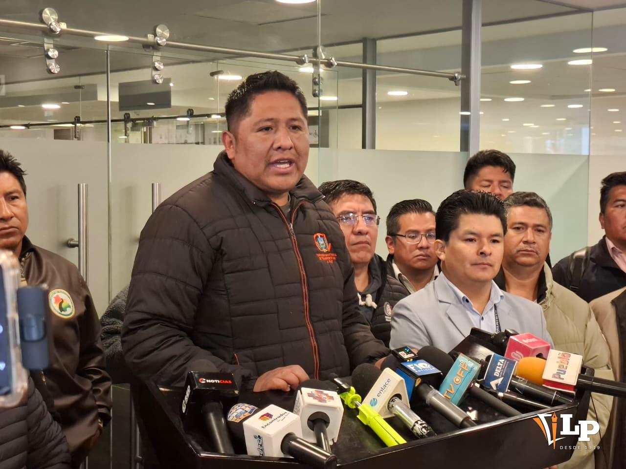 El dirigente del Transporte Libre, Limbert Tancara, en conferencia de prensa