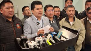 El senador Veliz en conferencia de prensa