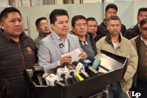 El senador Veliz en conferencia de prensa
