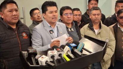 El senador Veliz en conferencia de prensa